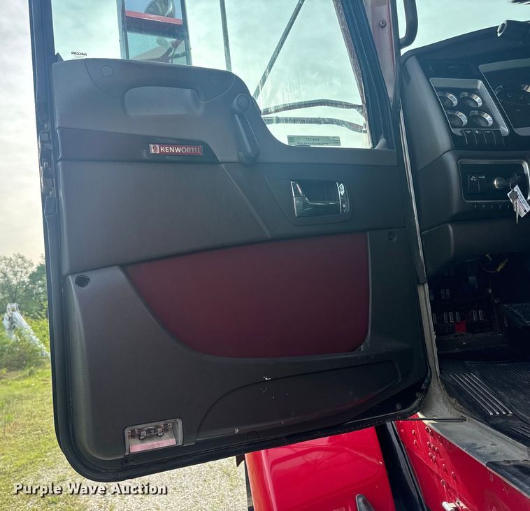 image for item EH6727 2007 Kenworth T800 semi truck