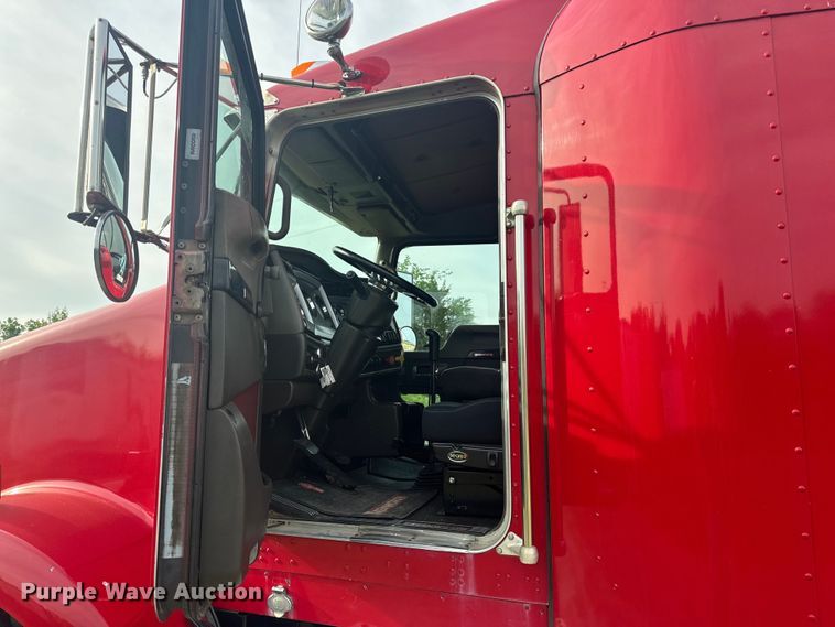 image for item EH6727 2007 Kenworth T800 semi truck
