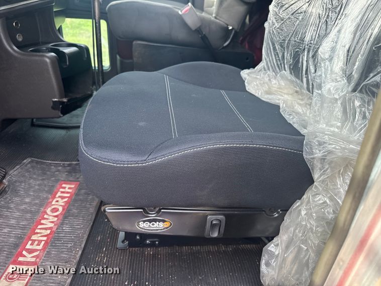 image for item EH6727 2007 Kenworth T800 semi truck