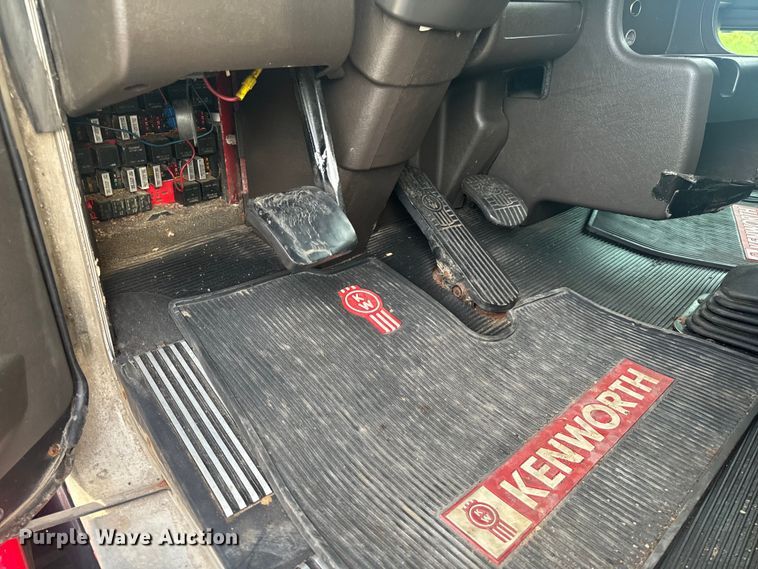 image for item EH6727 2007 Kenworth T800 semi truck