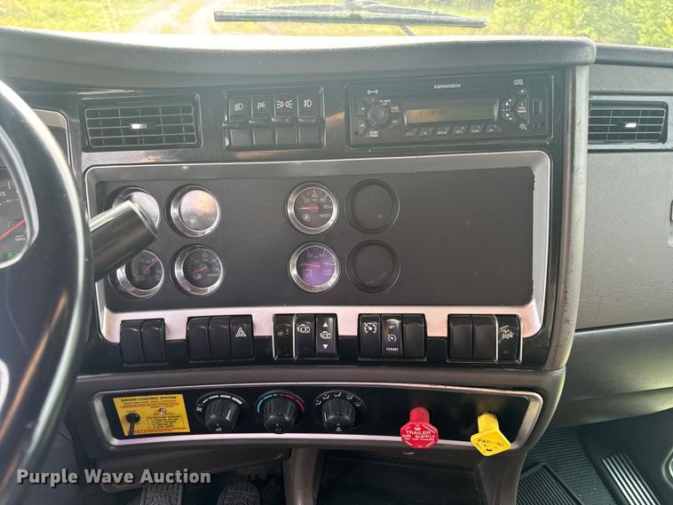 image for item EH6727 2007 Kenworth T800 semi truck