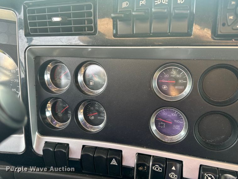 image for item EH6727 2007 Kenworth T800 semi truck