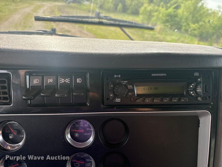 image for item EH6727 2007 Kenworth T800 semi truck