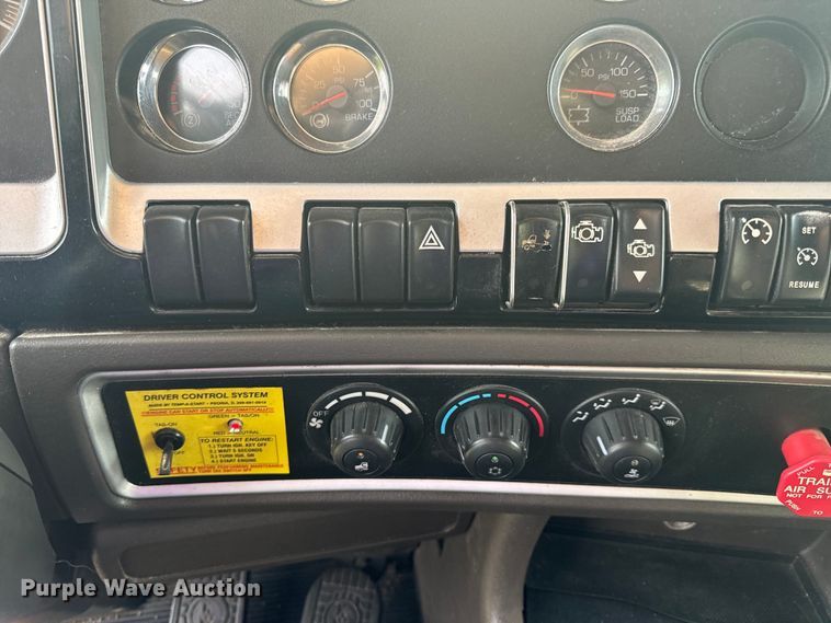 image for item EH6727 2007 Kenworth T800 semi truck