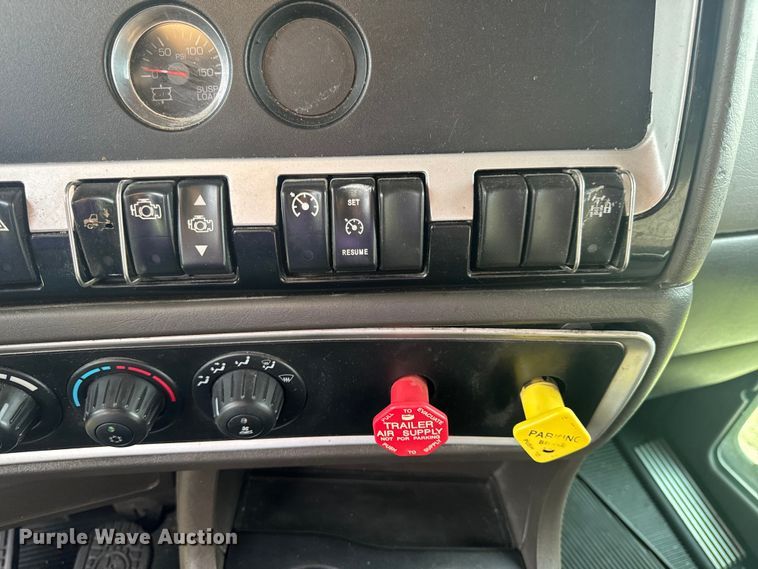 image for item EH6727 2007 Kenworth T800 semi truck
