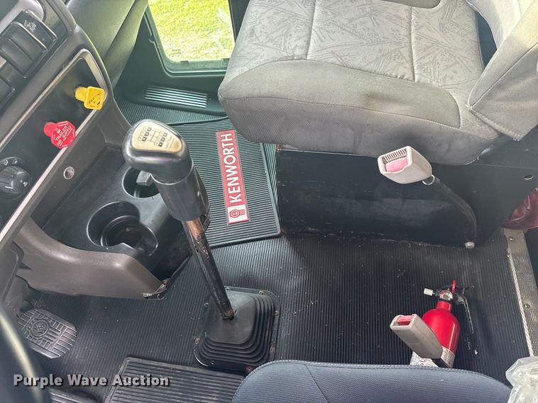 image for item EH6727 2007 Kenworth T800 semi truck