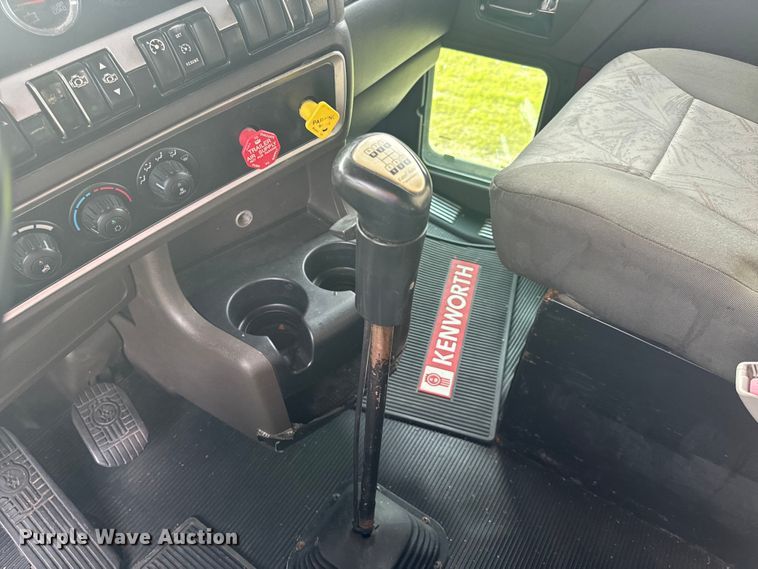 image for item EH6727 2007 Kenworth T800 semi truck