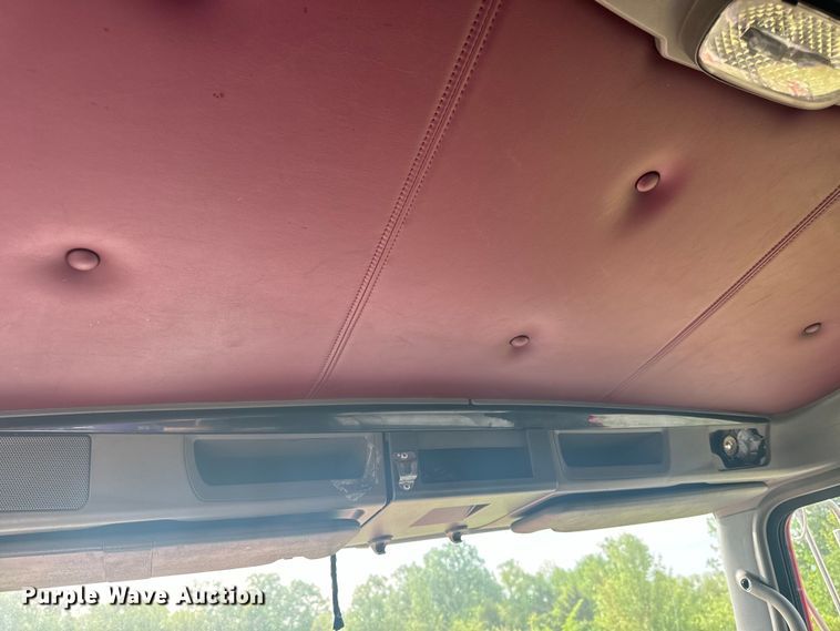 image for item EH6727 2007 Kenworth T800 semi truck