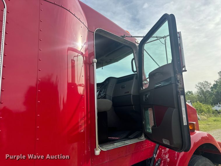 image for item EH6727 2007 Kenworth T800 semi truck
