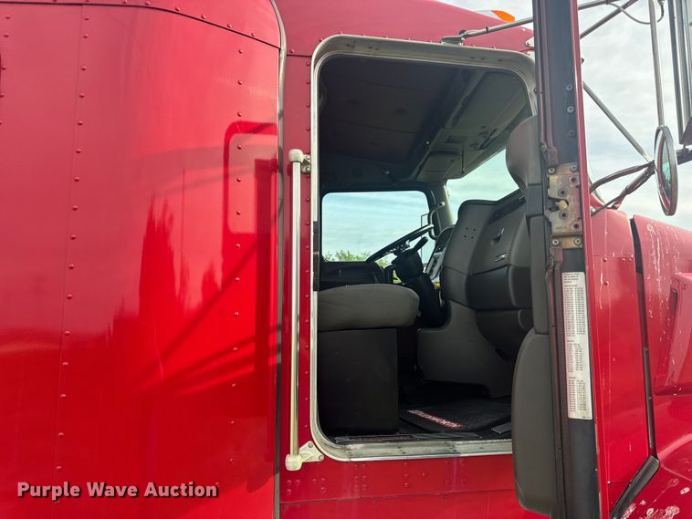 image for item EH6727 2007 Kenworth T800 semi truck