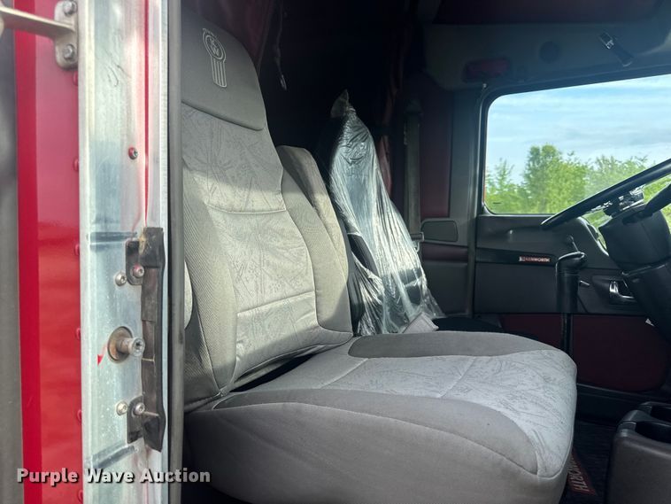 image for item EH6727 2007 Kenworth T800 semi truck
