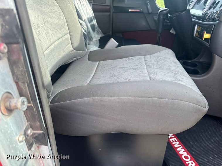 image for item EH6727 2007 Kenworth T800 semi truck