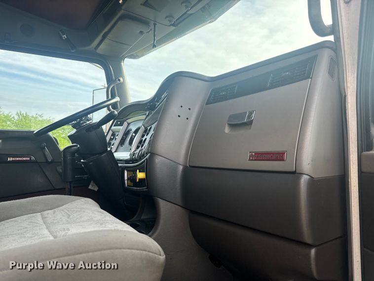 image for item EH6727 2007 Kenworth T800 semi truck