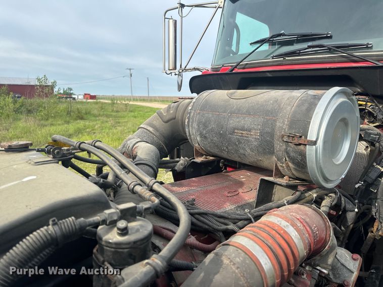 image for item EH6727 2007 Kenworth T800 semi truck