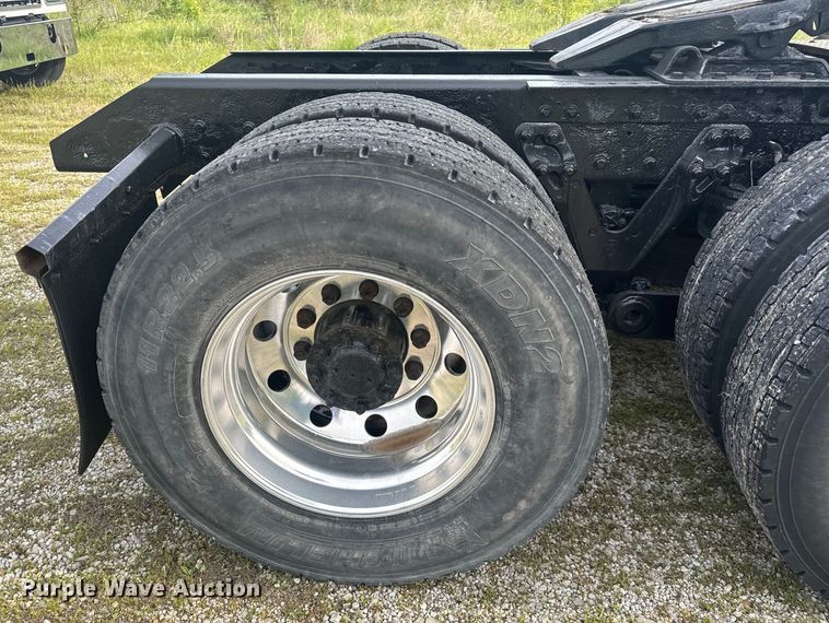 image for item EH6727 2007 Kenworth T800 semi truck