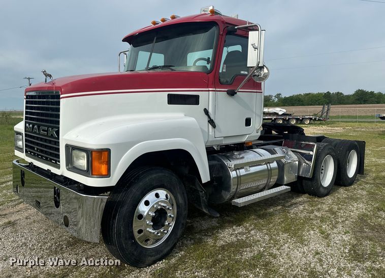image for item EH6728 2007 Mack CHN613 semi truck