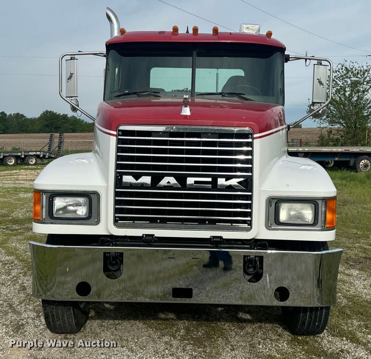 image for item EH6728 2007 Mack CHN613 semi truck