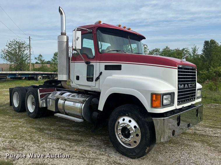 image for item EH6728 2007 Mack CHN613 semi truck