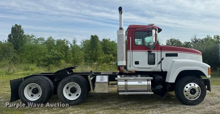 image for item EH6728 2007 Mack CHN613 semi truck