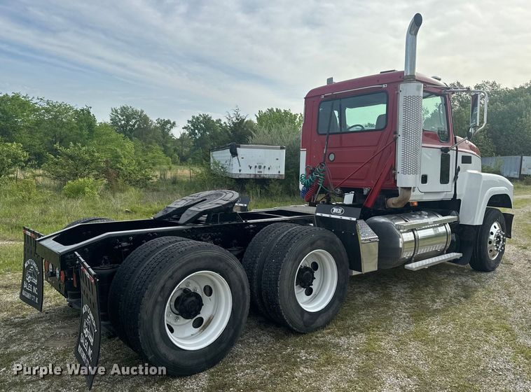 image for item EH6728 2007 Mack CHN613 semi truck