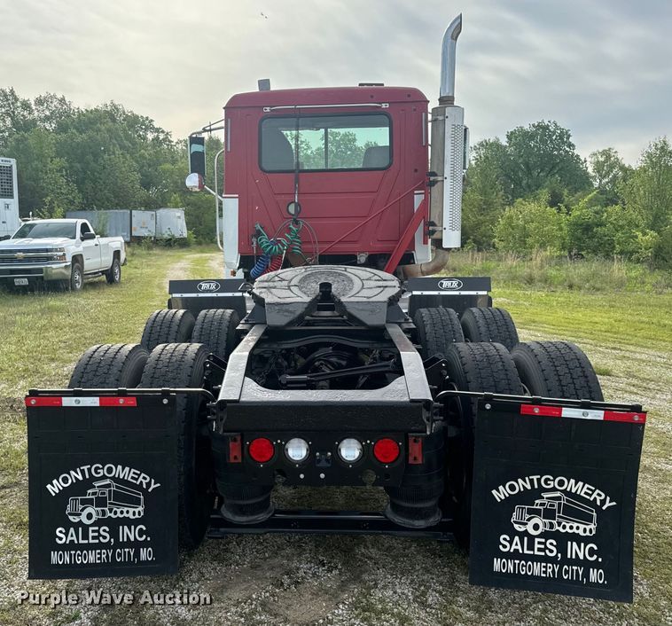 image for item EH6728 2007 Mack CHN613 semi truck