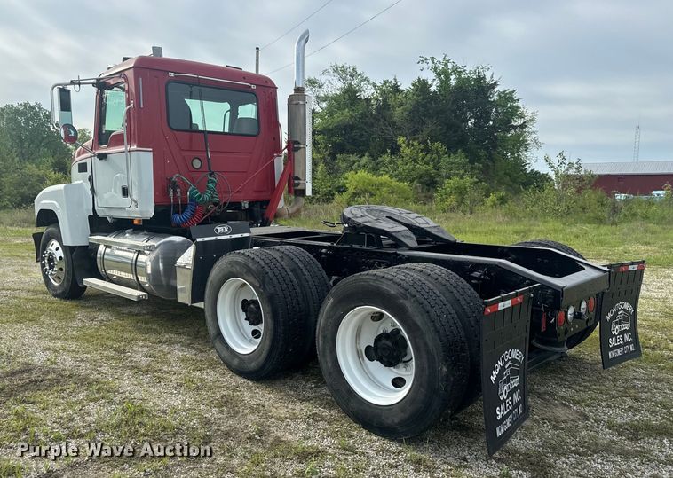 image for item EH6728 2007 Mack CHN613 semi truck