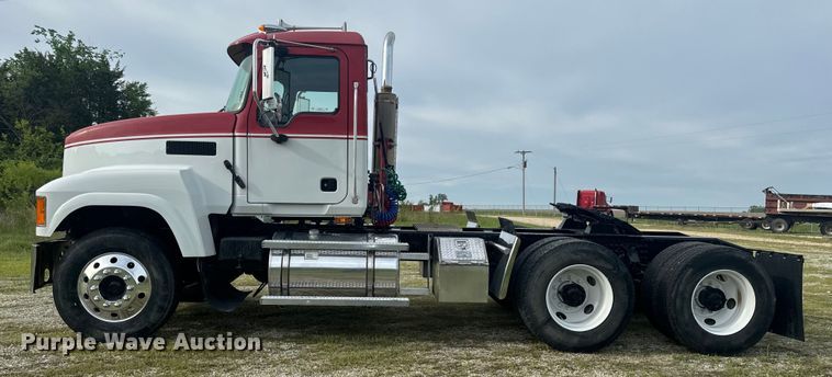 image for item EH6728 2007 Mack CHN613 semi truck