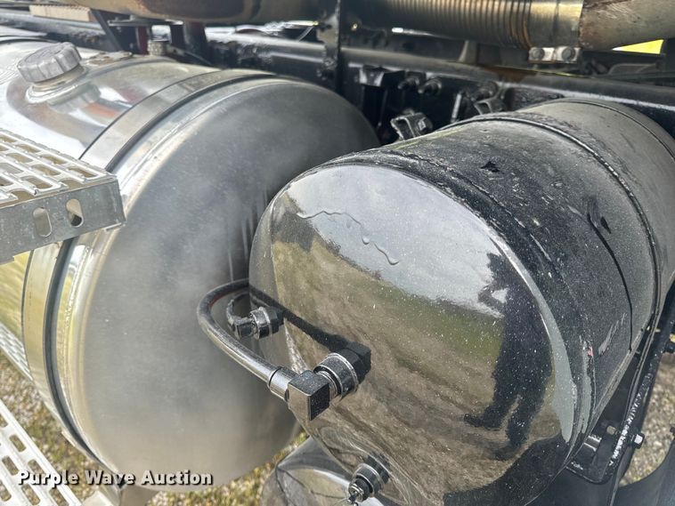 image for item EH6728 2007 Mack CHN613 semi truck