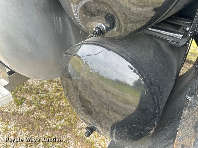 image for item EH6728 2007 Mack CHN613 semi truck