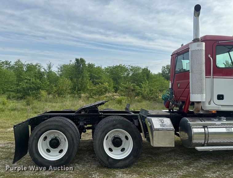 image for item EH6728 2007 Mack CHN613 semi truck