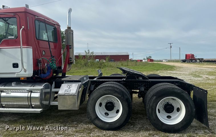 image for item EH6728 2007 Mack CHN613 semi truck