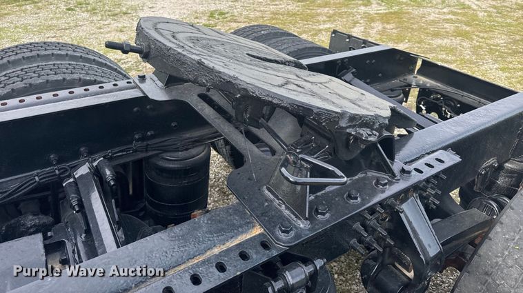 image for item EH6728 2007 Mack CHN613 semi truck