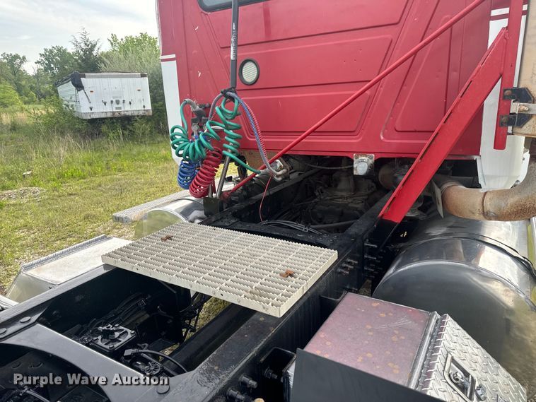 image for item EH6728 2007 Mack CHN613 semi truck