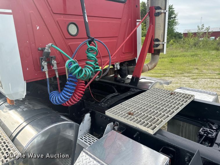 image for item EH6728 2007 Mack CHN613 semi truck