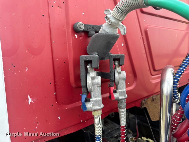 image for item EH6728 2007 Mack CHN613 semi truck