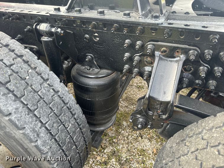 image for item EH6728 2007 Mack CHN613 semi truck