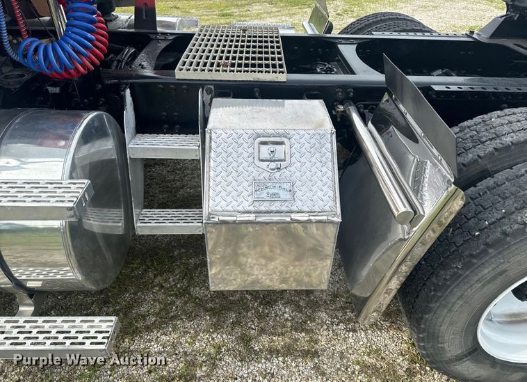 image for item EH6728 2007 Mack CHN613 semi truck