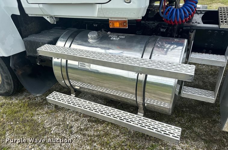 image for item EH6728 2007 Mack CHN613 semi truck