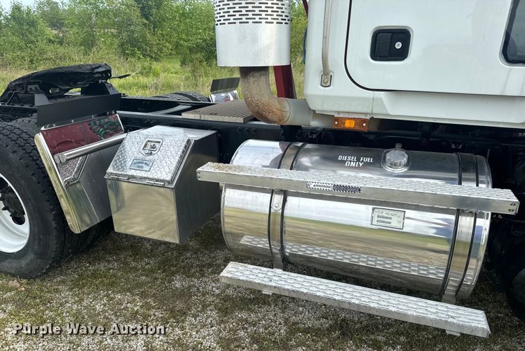 image for item EH6728 2007 Mack CHN613 semi truck