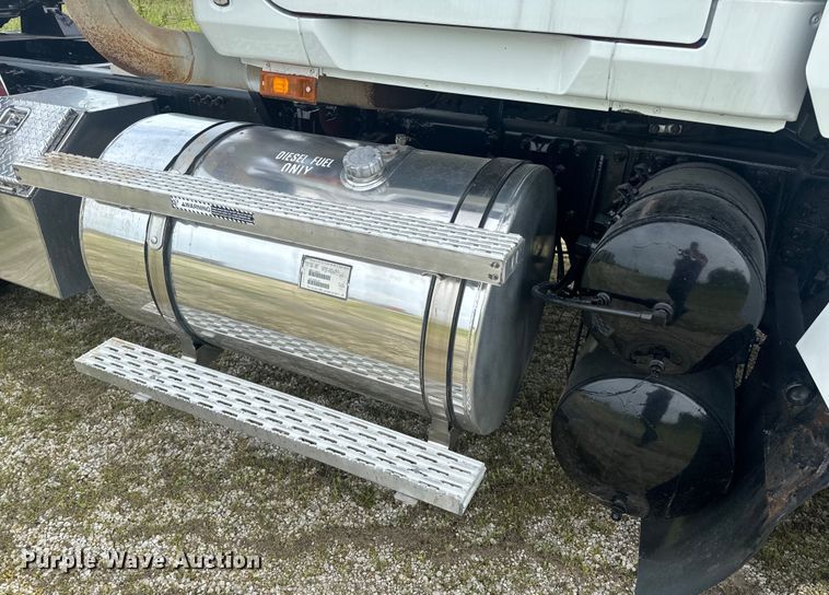 image for item EH6728 2007 Mack CHN613 semi truck