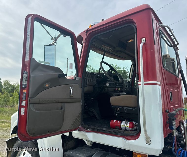 image for item EH6728 2007 Mack CHN613 semi truck