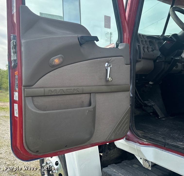 image for item EH6728 2007 Mack CHN613 semi truck