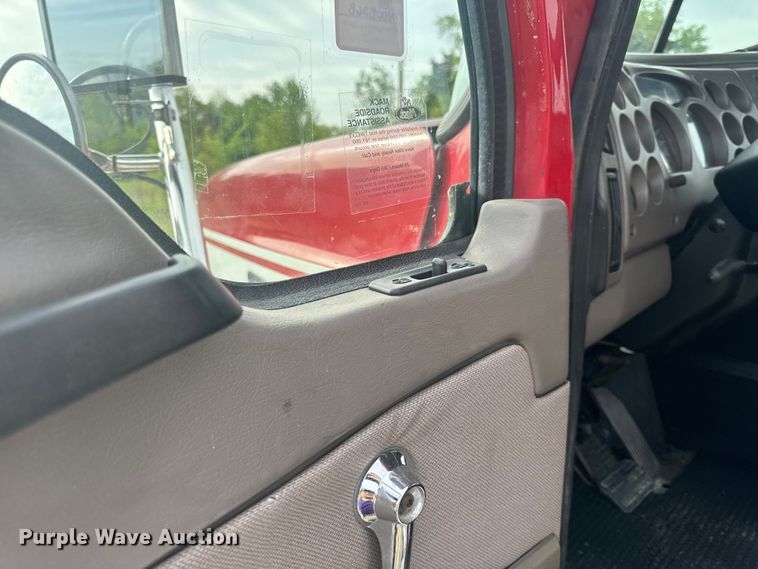 image for item EH6728 2007 Mack CHN613 semi truck