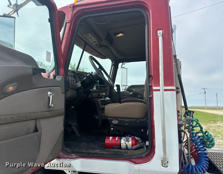 image for item EH6728 2007 Mack CHN613 semi truck