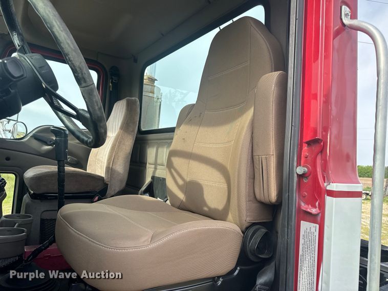 image for item EH6728 2007 Mack CHN613 semi truck