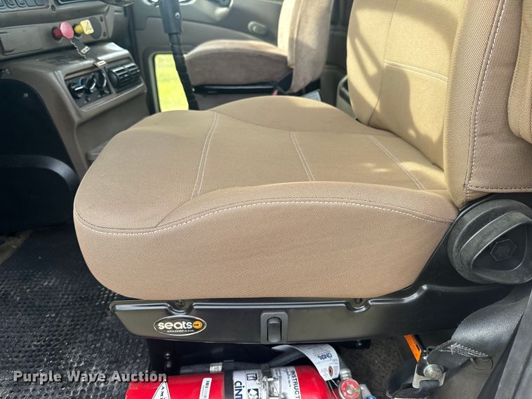 image for item EH6728 2007 Mack CHN613 semi truck