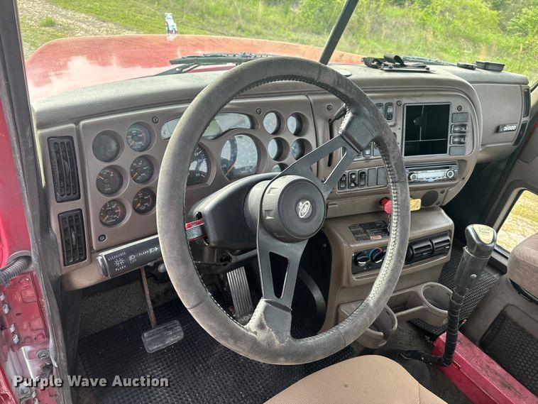 image for item EH6728 2007 Mack CHN613 semi truck