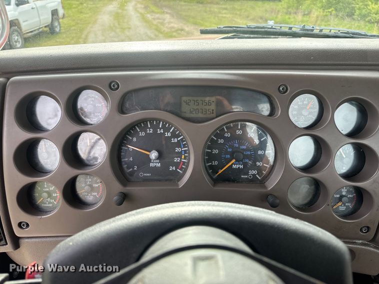 image for item EH6728 2007 Mack CHN613 semi truck