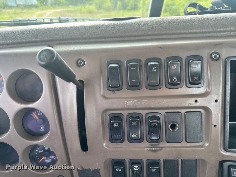 image for item EH6728 2007 Mack CHN613 semi truck