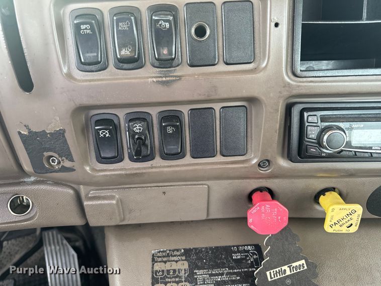 image for item EH6728 2007 Mack CHN613 semi truck